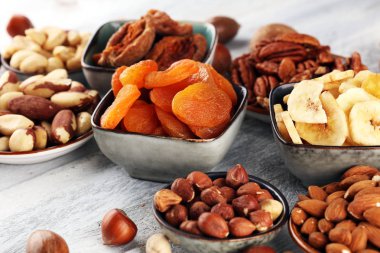 Kuruyemiş ve rustik tablo çeşitli fındık kompozisyonu.