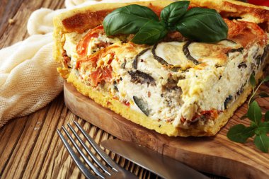 Ispanak ve domates, soğan ve kabak ile Brunch için ev yapımı peynirli yumurta kiş