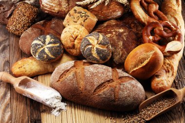 Ekmek ve ekmek çeşitleri gemide yukarıdan alır. Mutfak veya fırın poster tasarımı.