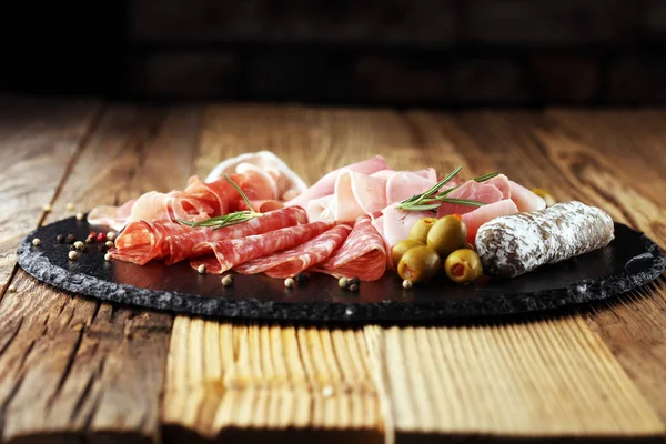 Marmorschneidebrett Mit Prosciutto Speck Salami Und Würstchen Auf Holzgrund Fleischplatte — Stockfoto