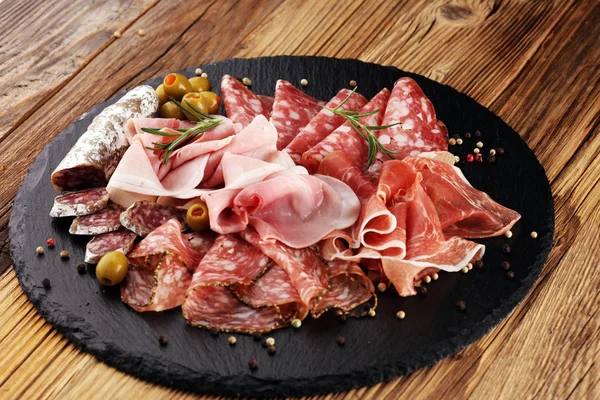 Tagliere Marmo Con Prosciutto Pancetta Salumi Salsicce Fondo Legno Piatto — Foto Stock