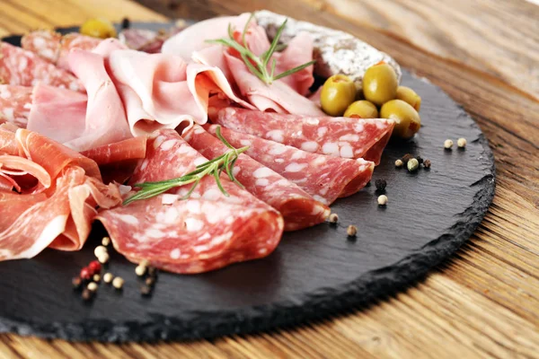 Tagliere Marmo Con Prosciutto Pancetta Salumi Salsicce Fondo Legno Piatto — Foto Stock