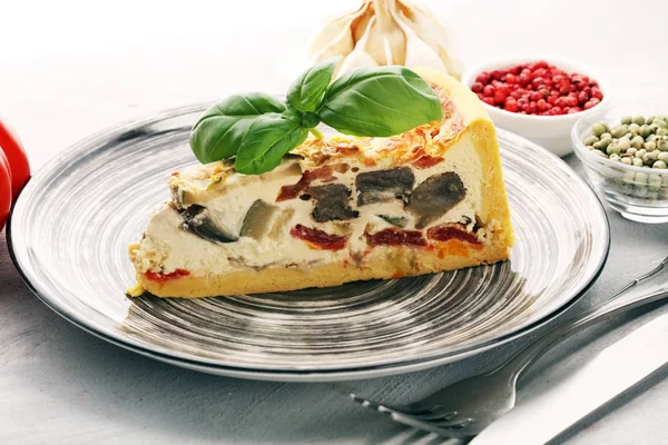 Hausgemachte Käsige Eierquiche Zum Brunch Mit Spinat Und Tomaten Zwiebeln — Stockfoto