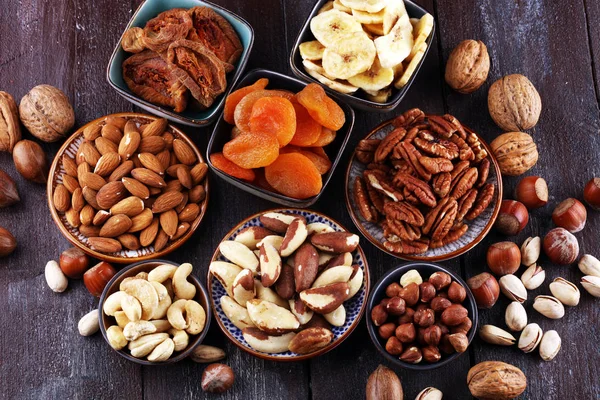 Kuruyemiş ve rustik tablo çeşitli fındık kompozisyonu.