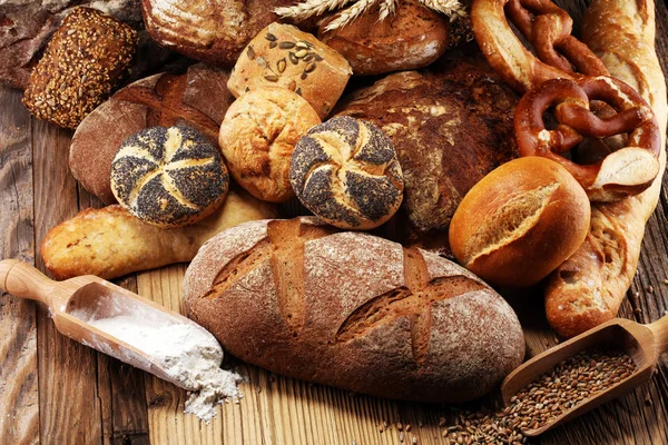 Diferentes Tipos Pan Panecillos Bordo Desde Arriba Cocina Panadería Diseño —  Fotos de Stock