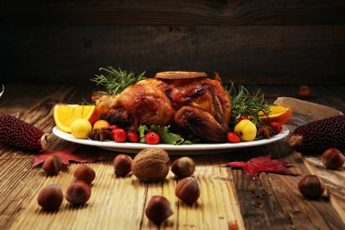Fırında hindi ya da tavuk. Noel masa meyve, salata ve fındık ile dekore edilmiş bir Türkiye ile servis edilir. Kızarmış tavuk, tablo. Noel yemeği. 