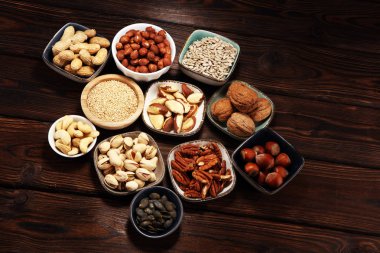 fındık fıstık ve ceviz ile rustik tabloda kompozisyon