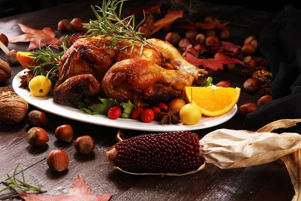 Pečené Turecko Nebo Kuře Vánoční Stůl Podává Tureckem Zdobený Ovocem — Stock fotografie
