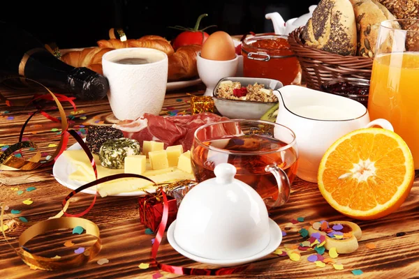 Desayuno Mesa Con Bollos Pan Croissants Café Jugo Víspera Año — Foto de Stock