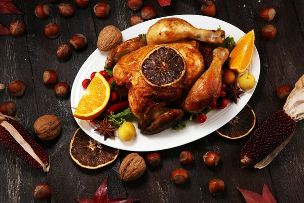 Ψημένη Γαλοπούλα Κοτόπουλο Χριστουγεννιάτικο Τραπέζι Σερβίρεται Μια Γαλοπούλα Διακοσμημένο Σαλάτα — Φωτογραφία Αρχείου