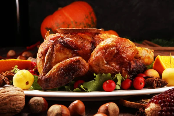 Pavo Horno Pollo Mesa Navidad Sirve Con Pavo Decorado Con — Foto de Stock