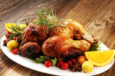 Fırında hindi ya da tavuk. Noel masa meyve, salata ve fındık ile dekore edilmiş bir Türkiye ile servis edilir. Kızarmış tavuk, tablo. Noel yemeği. 