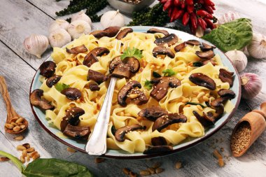 Mantar ve ıspanak rustik arka plan üzerinde fettuccine makarna