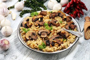 Risotto mantar, taze otlar ve parmesan peyniri ile.