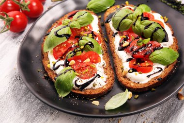 Krem peynir ve domates yemek tablo ile ekmek. Parti veya yaz piknik üzerinde paylaşım antipasti ahşap rustik arka plan üzerinde zaman.