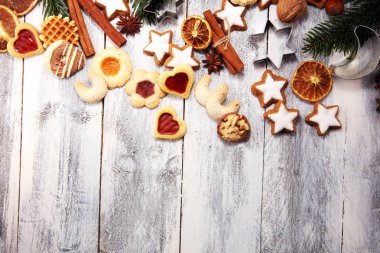 Noel çerezleri fırın. Tipik tarçınlı yıldız ekmek malzemelerle xmas için