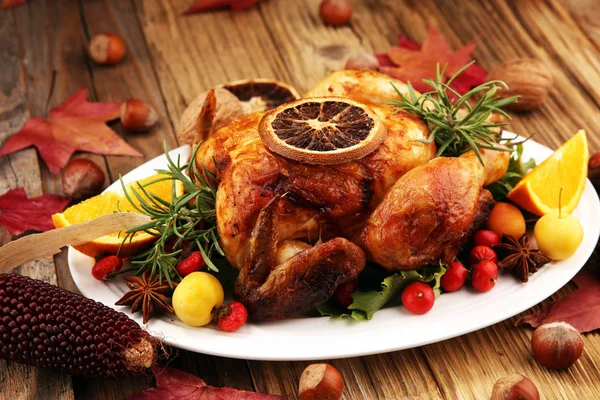 Pečené Turecko Nebo Kuře Vánoční Stůl Podává Tureckem Zdobený Ovocem — Stock fotografie