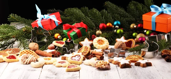 烤圣诞饼干 典型的肉桂明星圣诞面包店与食材 — 图库照片