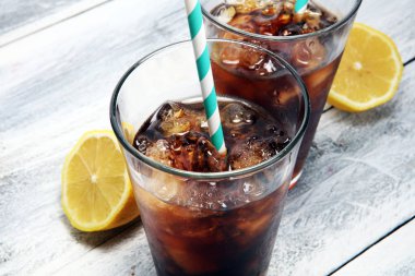 Buzlu içecek, limon ve bardakta saman..