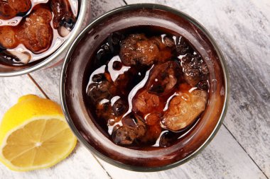 Buzlu içecek, limon ve bardakta saman..
