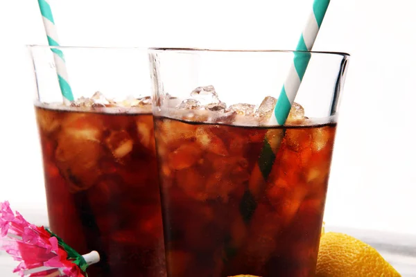 Refresco Con Cubitos Hielo Limón Paja Vaso —  Fotos de Stock