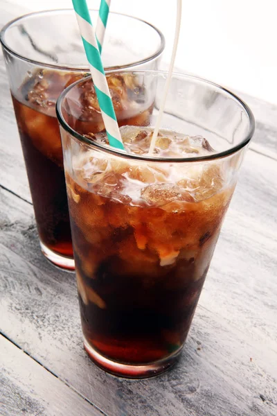 Buzlu kahve krem o doku gösterilen ve ferahlatıcı içki görünümünü döktü rustik bir tablo.