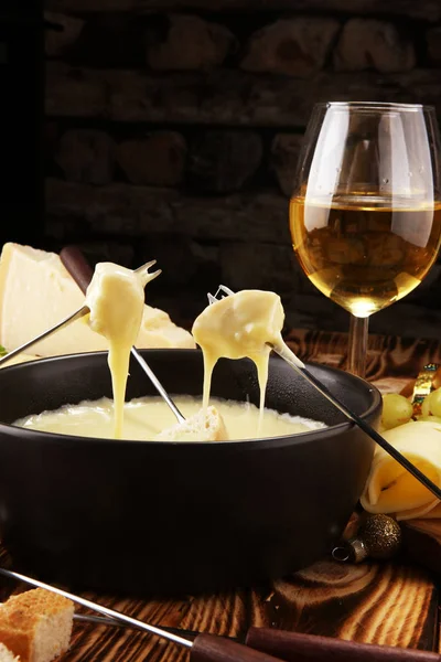 Schweizisk Fondue Gourmetmiddag Vinterkväll Med Ostar Ombord Tillsammans Med Uppvärmd — Stockfoto