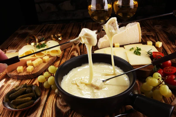 Jantar Fondue Gourmet Suíço Uma Noite Inverno Com Queijos Variados — Fotografia de Stock