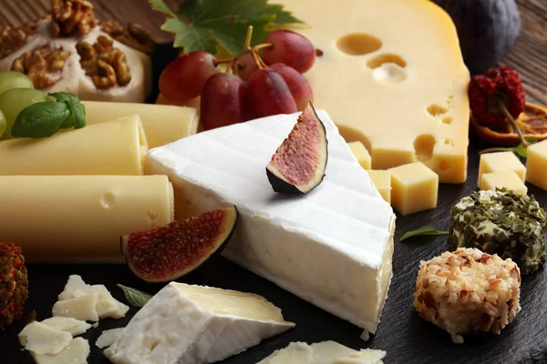 Käseplatte Mit Verschiedenen Käsesorten Und Trauben — Stockfoto
