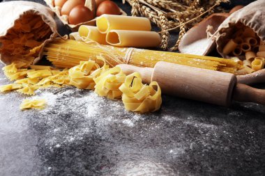 makarna. Taze ev yapımı makarna makarna malzemelerle rustik masada