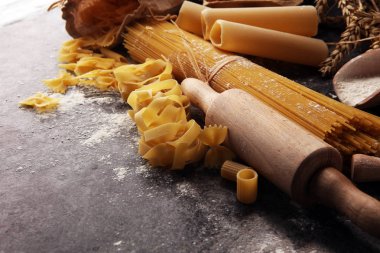 makarna. Taze ev yapımı makarna makarna malzemelerle rustik masada