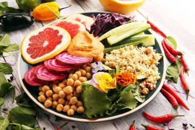 Buda, sağlıklı bir diyet kavramı kase: nohut, salata, kırmızı pancar, kabak, salatalık, greyfurt, lahana ve meze. Dengeli gıda