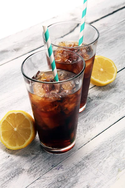 Refresco Con Cubitos Hielo Limón Paja Vaso —  Fotos de Stock