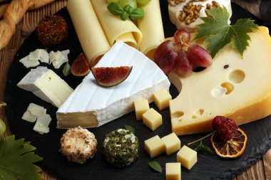 Peynir tabağı farklı peynir ve üzüm ile