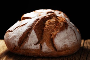 Rustik ahşap zemin üzerine taze pişmiş ekmek