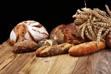 Ekmek ve ekmek çeşitleri gemide yukarıdan alır. Mutfak veya fırın poster tasarımı.