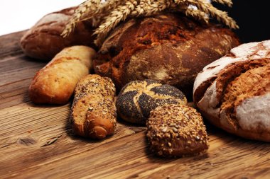 Ekmek ve ekmek çeşitleri gemide yukarıdan alır. Mutfak veya fırın poster tasarımı.