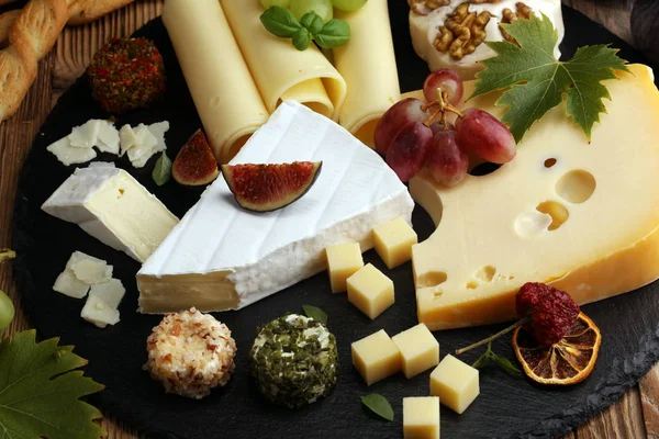 Peynir tabağı farklı peynir ve üzüm ile