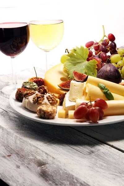 Cheese Platter Different Cheese Grapes — Stock Photo, Image
