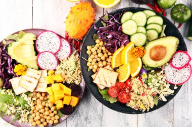 Buda kase sebze ve humus ile kızarmış tofu ve dragon meyve.