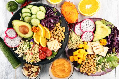 Buda kase sebze ve humus ile kızarmış tofu ve dragon meyve.