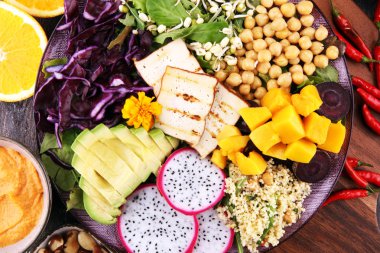 Buda kase sebze ve humus ile kızarmış tofu ve dragon meyve.