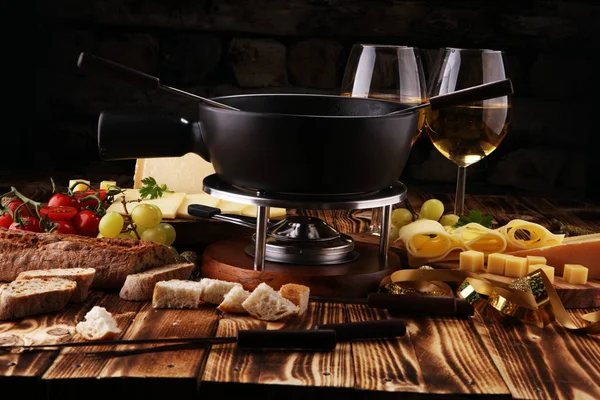 Schweizisk Fondue Gourmetmiddag Vinterkväll Med Ostar Ombord Tillsammans Med Uppvärmd — Stockfoto