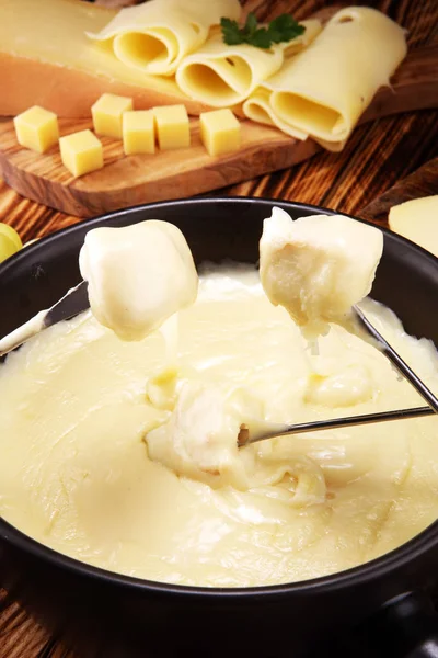 Bir Kış Akşamında Gurme Sviçre Fondü Yemek Peynir Fondü Iki — Stok fotoğraf