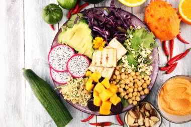 Buda kase sebze ve humus ile kızarmış tofu ve dragon meyve.