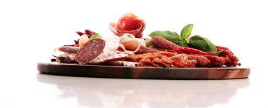 Lezzetli salam, adet dilimlenmiş jambon crudo, sosis ve fesleğen ile yemek tepsisi. Et tabağı ile seçme.
