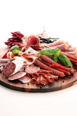 Lezzetli salam, adet dilimlenmiş jambon crudo, sosis ve fesleğen ile yemek tepsisi. Et tabağı ile seçme.