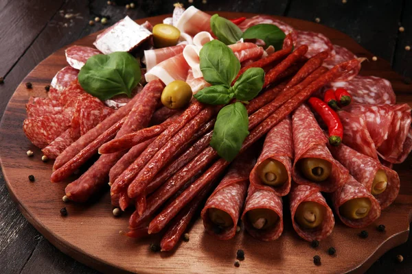 Voedsel Dienblad Met Heerlijke Salami Stukjes Gesneden Prosciutto Crudo Worst — Stockfoto