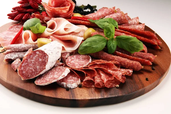 Voedsel Dienblad Met Heerlijke Salami Stukjes Gesneden Prosciutto Crudo Worst — Stockfoto