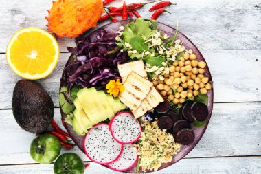 Buda kase sebze ve humus ile kızarmış tofu ve dragon meyve.